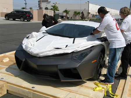 Unpacking New Lamborghini Reventon Seen On coolpicturegallery.blogspot.com