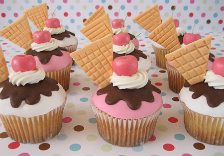 Hickory Dickory Dock Cupcake [link]