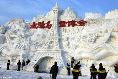 Snow Eiffel Tower