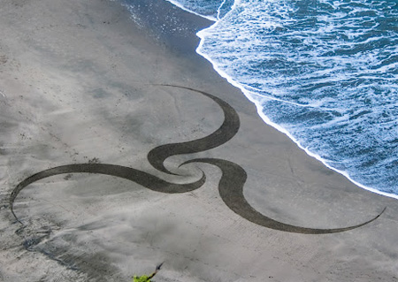 Andres Amador Sand Drawing