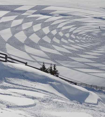 Pattern on Snow by Simon Beck