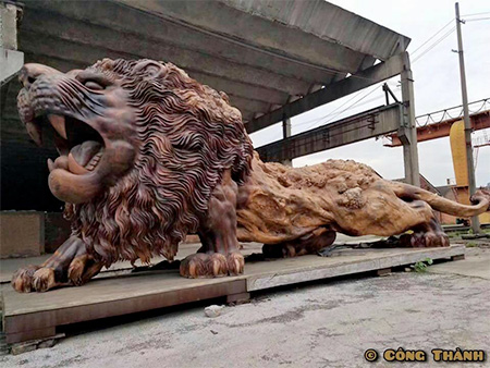 Giant Tree Lion