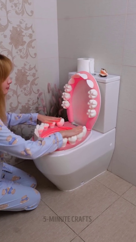 Mouth with Teeth Toilet Seat